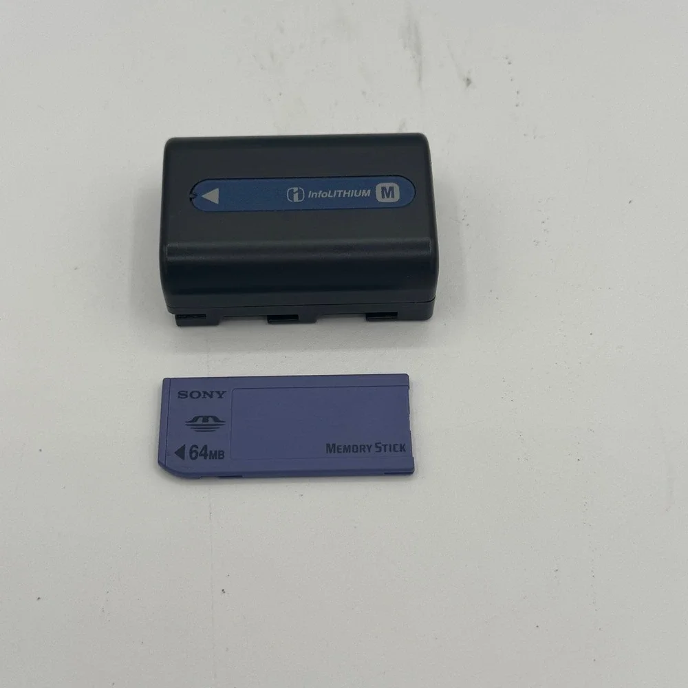 Sony Cyber-shot DSC-S75 3.3MP Digital Camera Carl Zeiss Lens Silver Tested Works